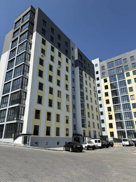 продається 3-х кімнатна квартира в новобудові (центр міста У