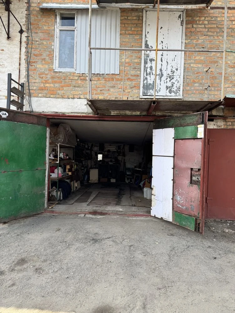 Продам 2-кімн. квартиру з гаражем м.Умань, вул. Єднання
