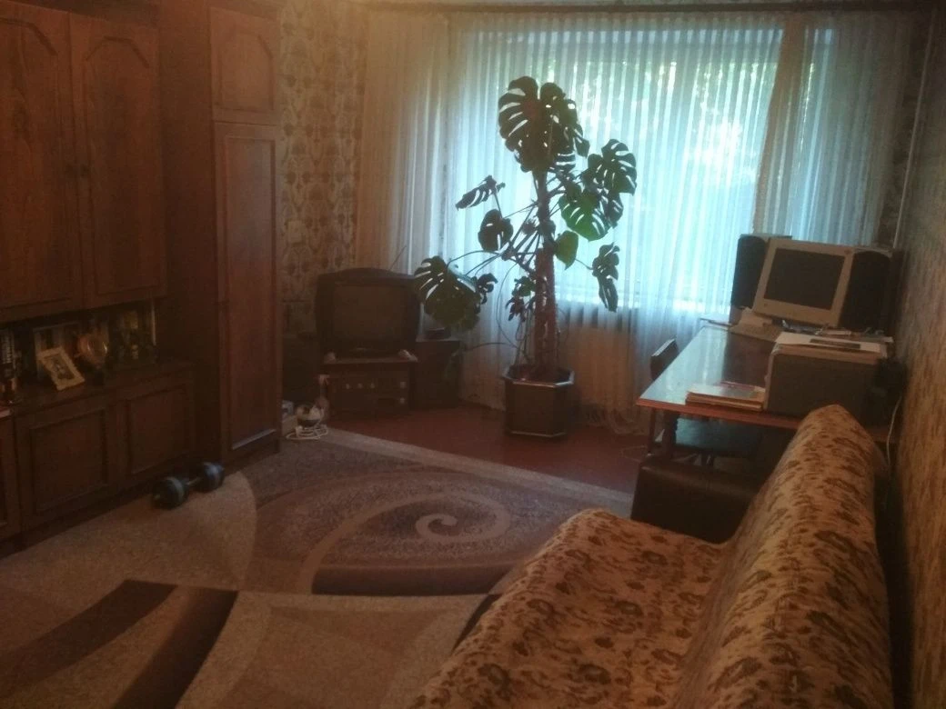 Продам 3-кімнатну  чешку, 2-й поверх!! м. Хотин Чернівецької