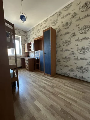 Продаж 3-к квартири з окремим входом в центрі Ічні