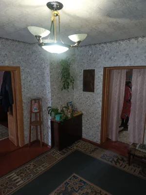 Продаж квартири 68 м² із зем. ділянкою  в Мені