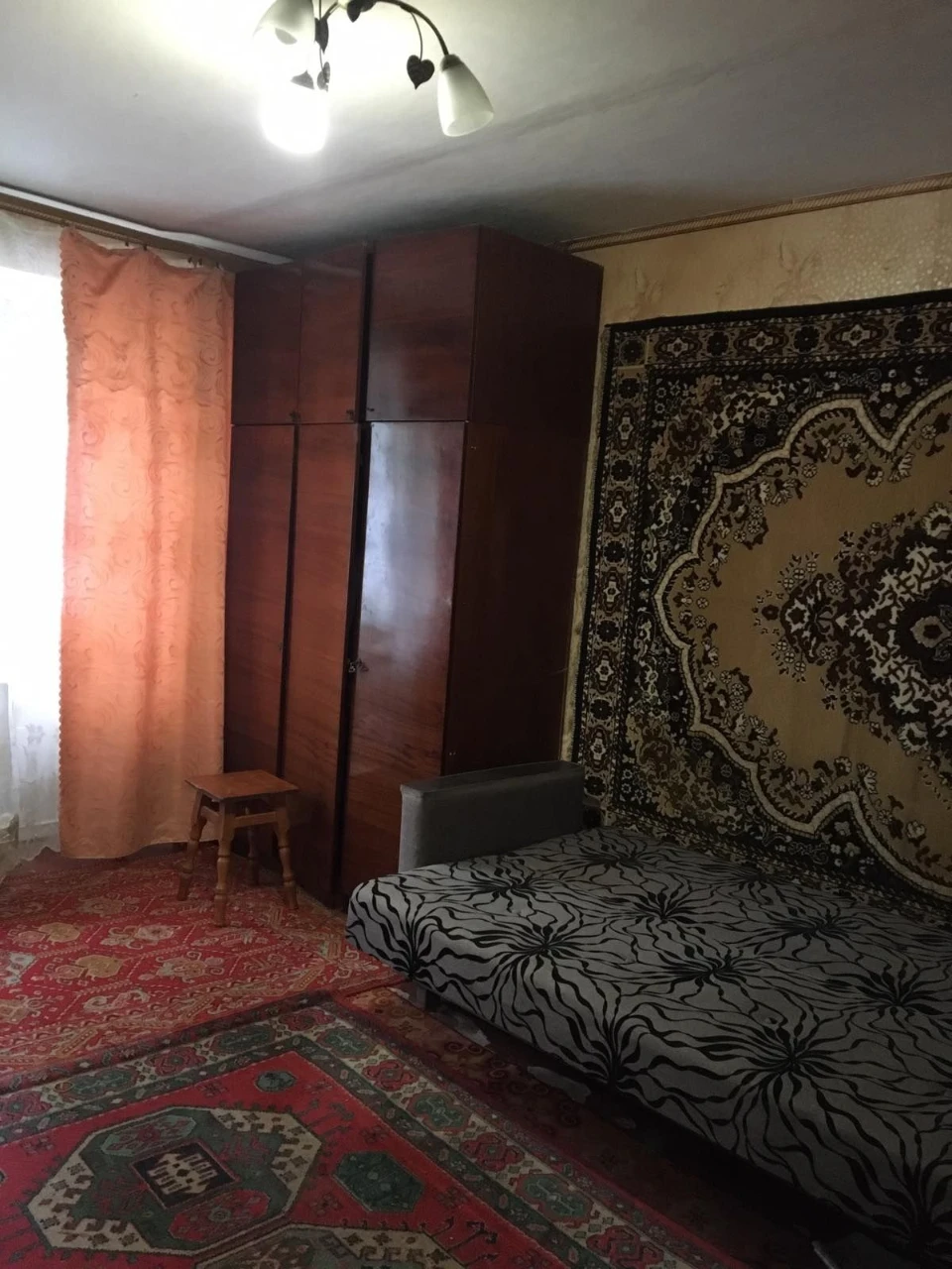 Spacious 2-bedroom apartment for sale on V. Chornovola Street