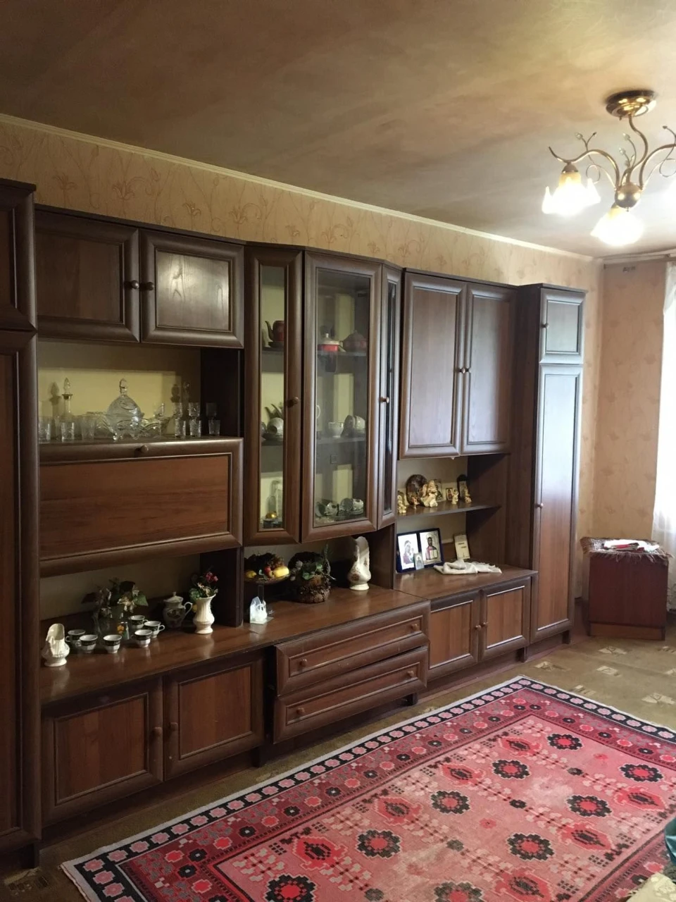 Spacious 2-bedroom apartment for sale on V. Chornovola Street