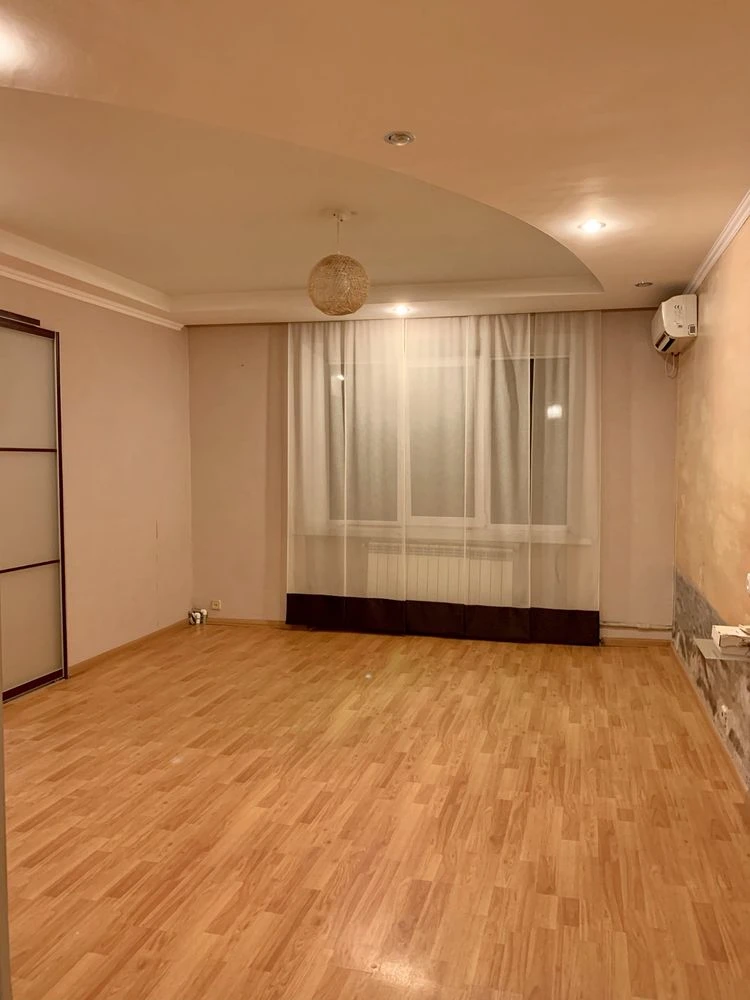 Квартира 2-х кімнатна в центрі міста 5 поверх кутова Каштан