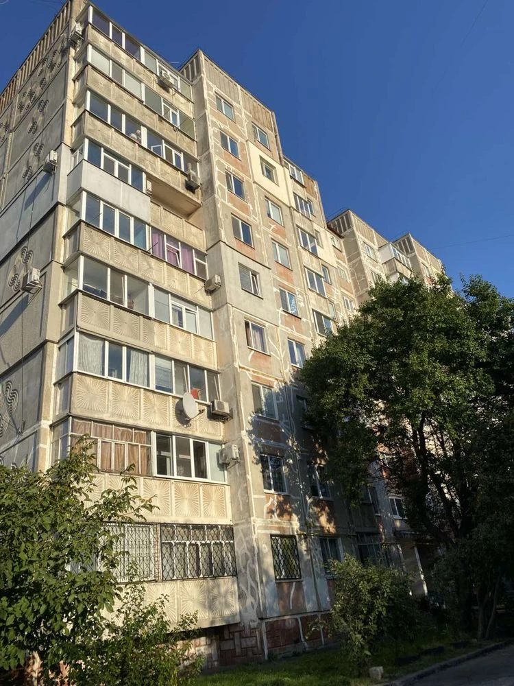 3-room apartment for sale in the city center with renovation — possible