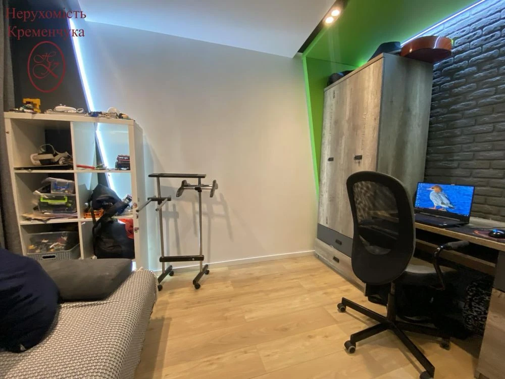 3-room apartment for sale in the city center with renovation — possible