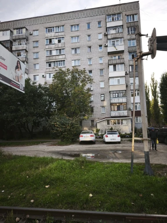 Price Reduced! Urgently selling a 2-room apartment. 4/9 Brick building. 52/7 m2.