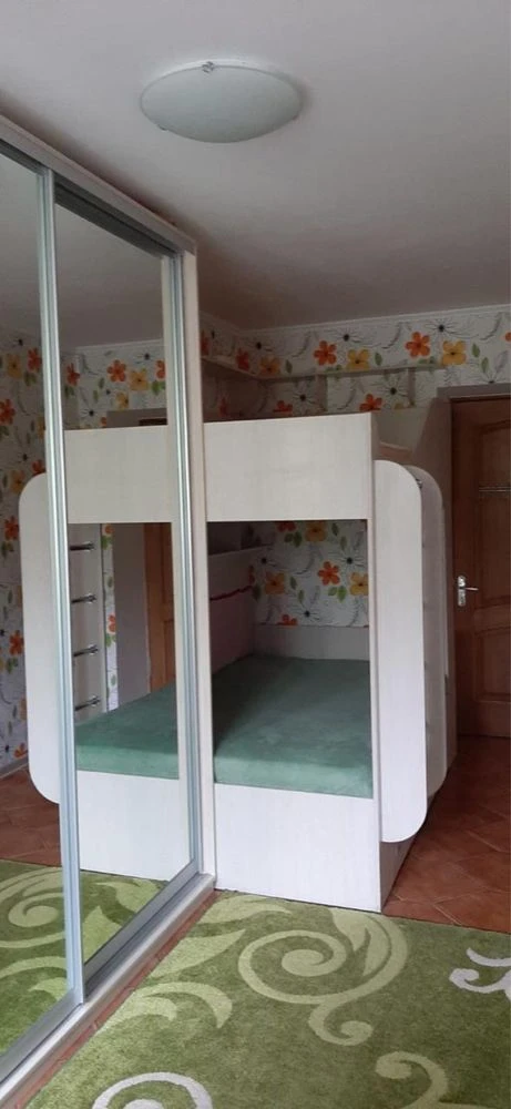 Продається 3-кімнатна квартира в центрі, 2-й поверх