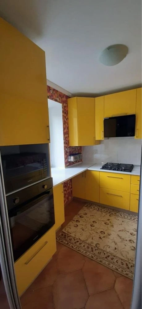 Продається 3-кімнатна квартира в центрі, 2-й поверх