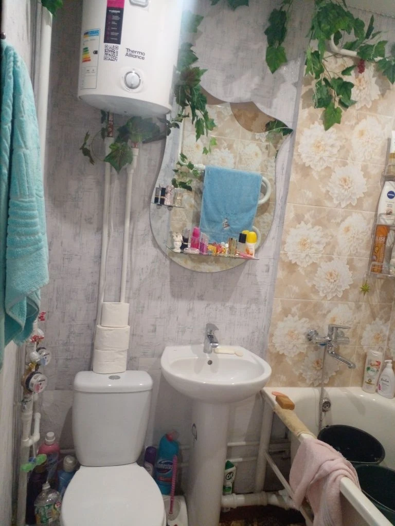 For Sale: 2-room apartment. Newly renovated. Lower floor.