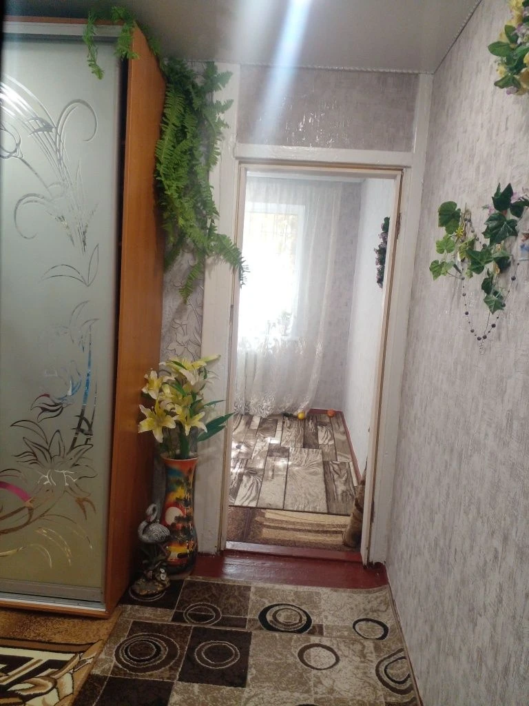 For Sale: 2-room apartment. Newly renovated. Lower floor.