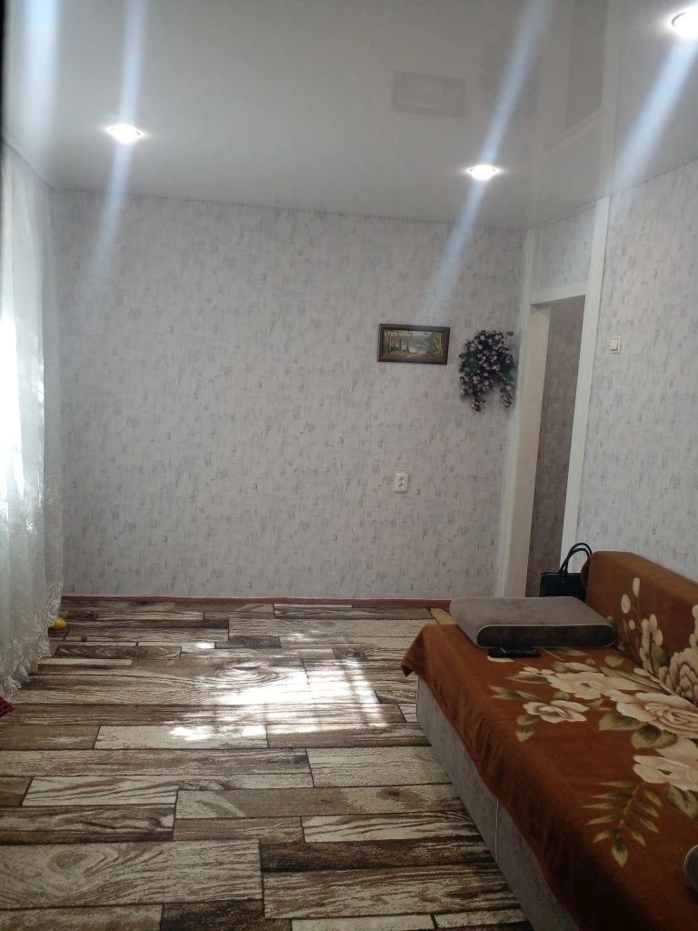 For Sale: 2-room apartment. Newly renovated. Lower floor.