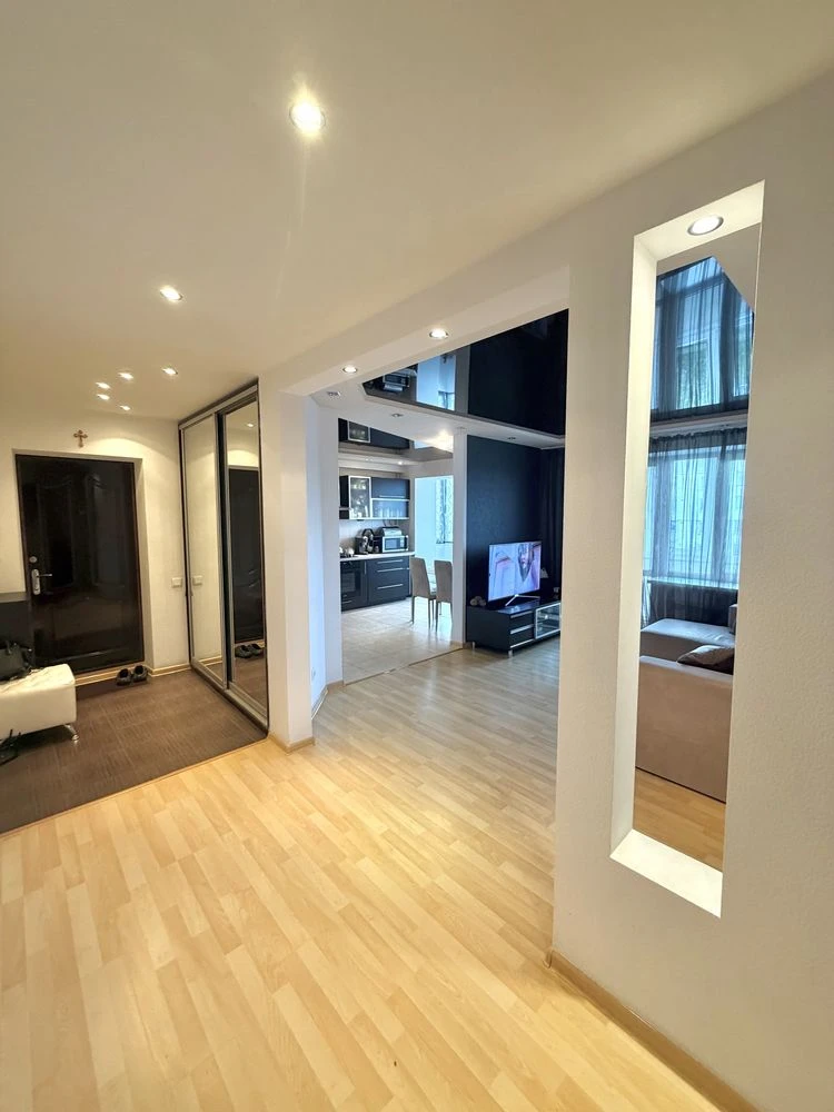 Sale of a 3-room apartment. Center 86 sq.m + closet 3.5 sq.m