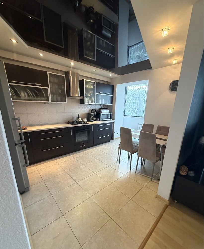 Sale of a 3-room apartment. Center 86 sq.m + closet 3.5 sq.m