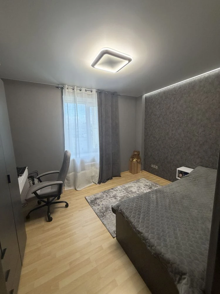 Sale of a 3-room apartment. Center 86 sq.m + closet 3.5 sq.m