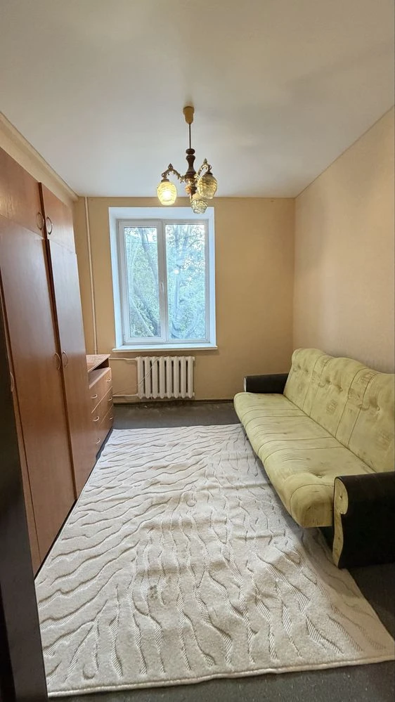 Three-room apartment in the center. No commission!