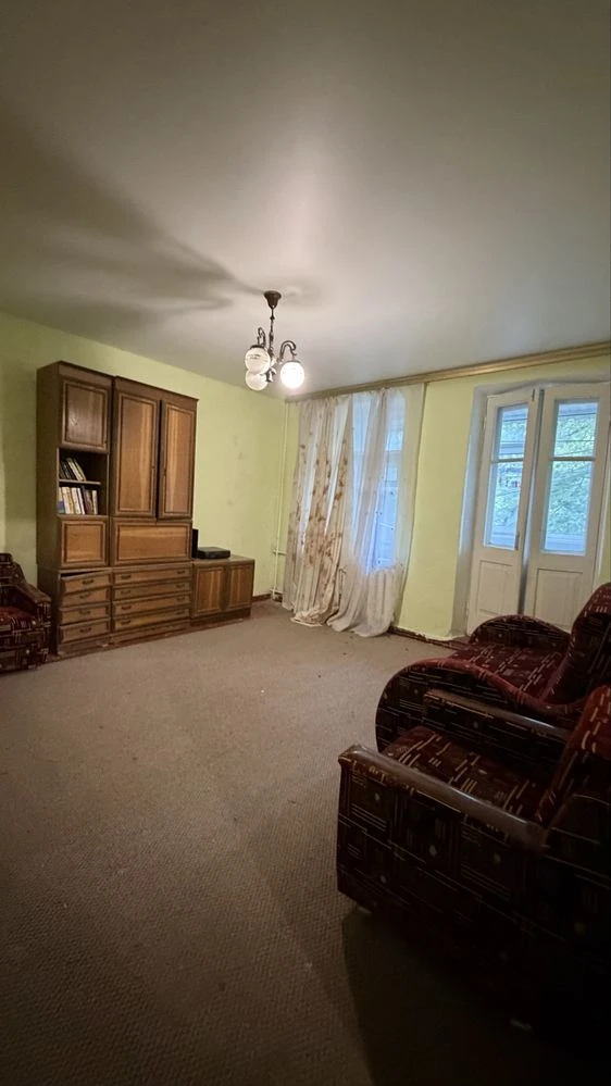 Three-room apartment in the center. No commission!