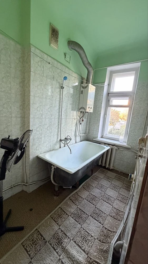 Three-room apartment in the center. No commission!