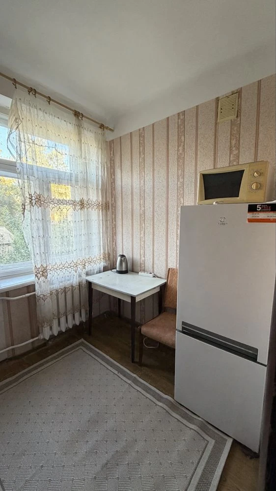 Three-room apartment in the center. No commission!