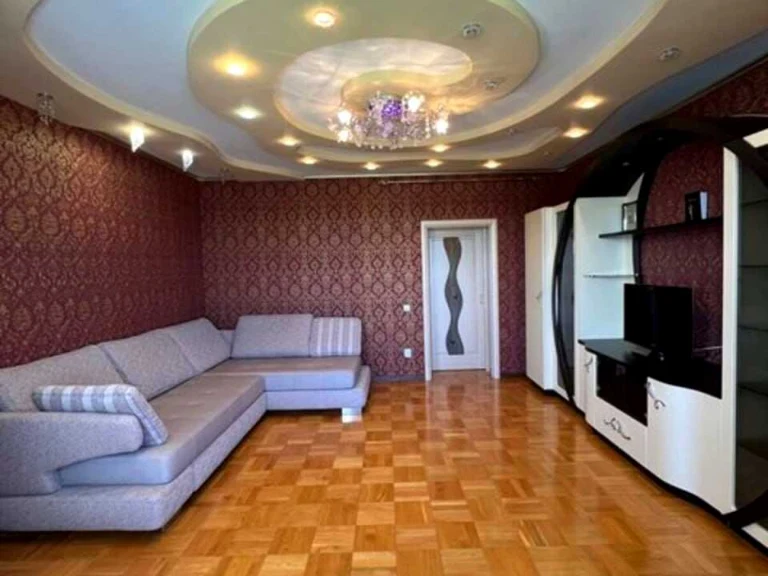 Apartment. Kremenchuk, 4th district, street.