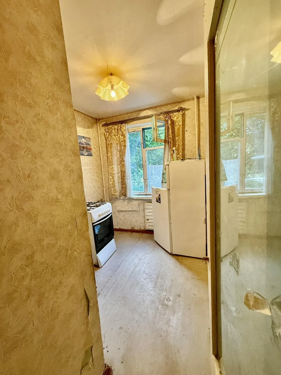 For Sale: 2-room apartment in the Molodyzhne area.