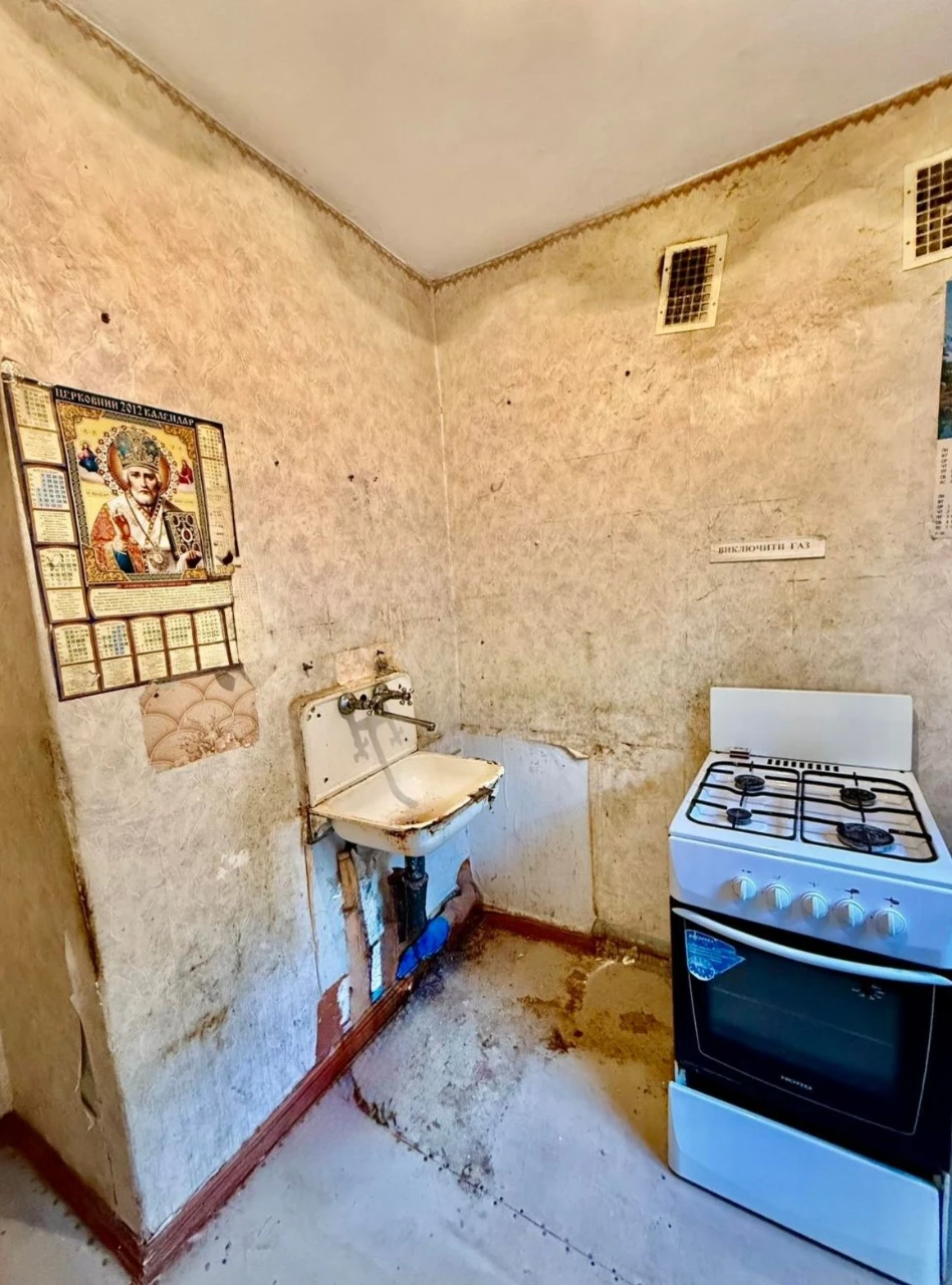 For Sale: 2-room apartment in the Molodyzhne area.