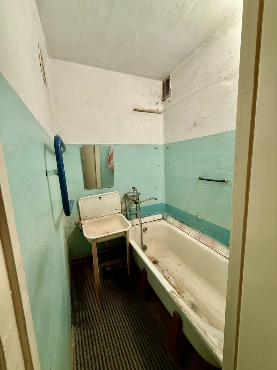 For Sale: 2-room apartment in the Molodyzhne area.