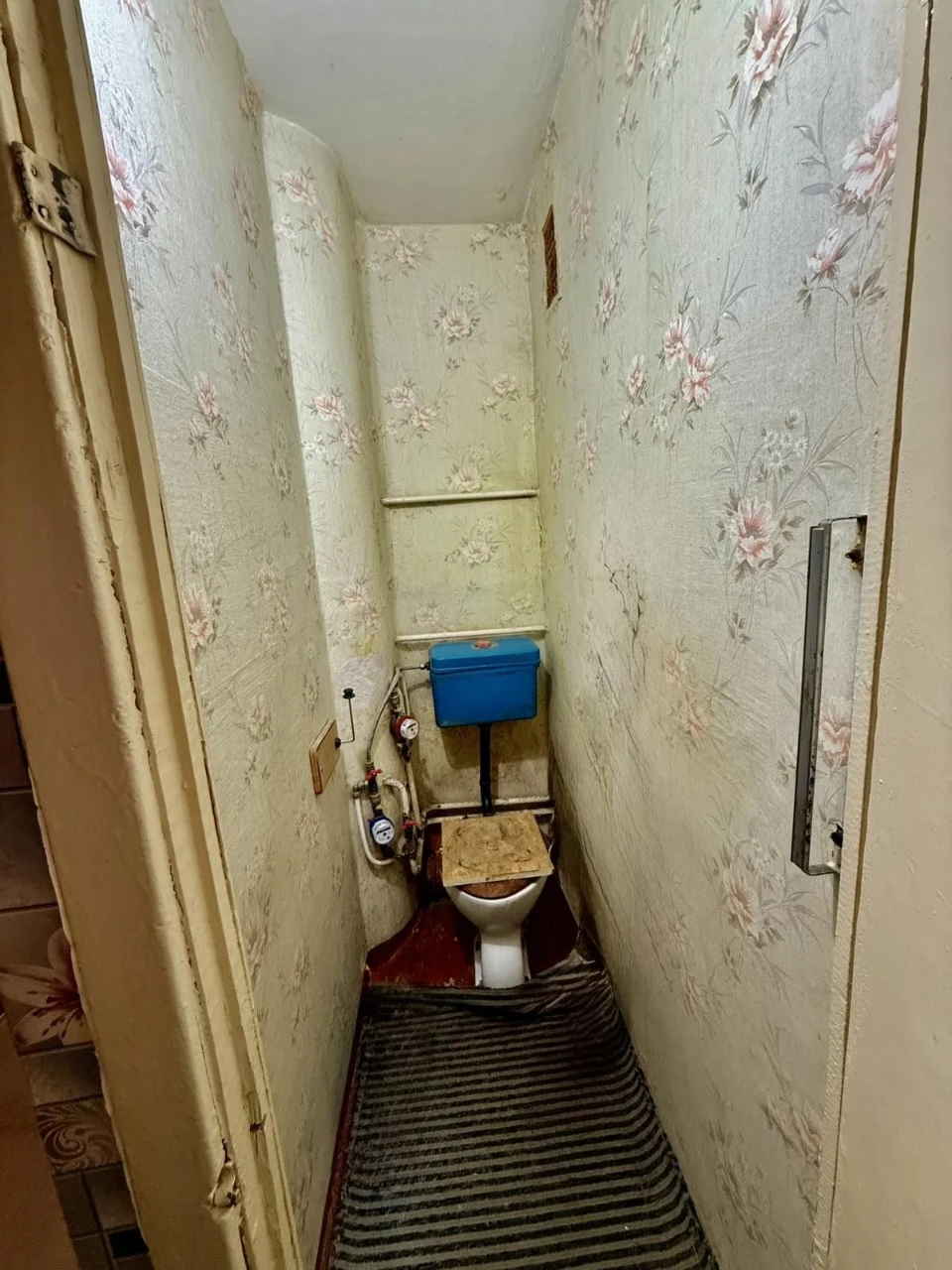 For Sale: 2-room apartment in the Molodyzhne area.