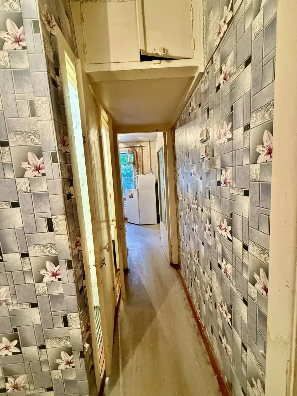 For Sale: 2-room apartment in the Molodyzhne area.