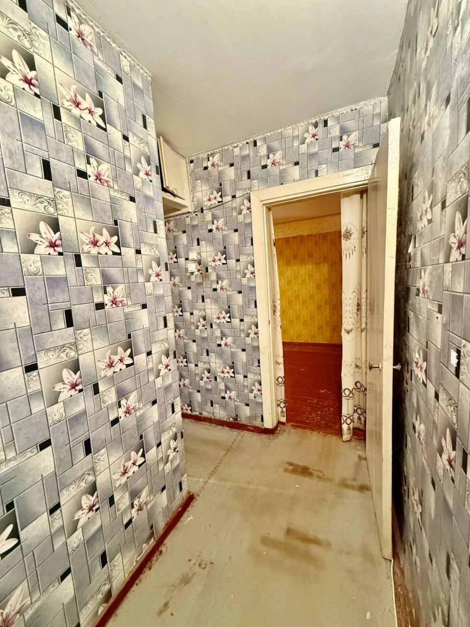 For Sale: 2-room apartment in the Molodyzhne area.