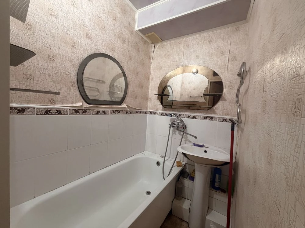 Продам 3 х кімн квартиру ( 2 ПОВЕРХ )  РАКОВКА, вул. Лікаря