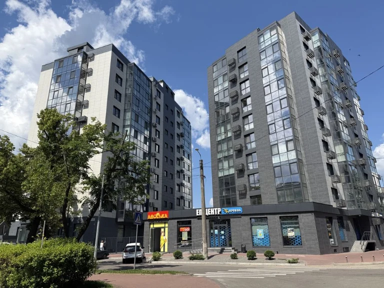 Продаж 3-кімнатної, Новобудова, Індивідуальне опалення, Цент