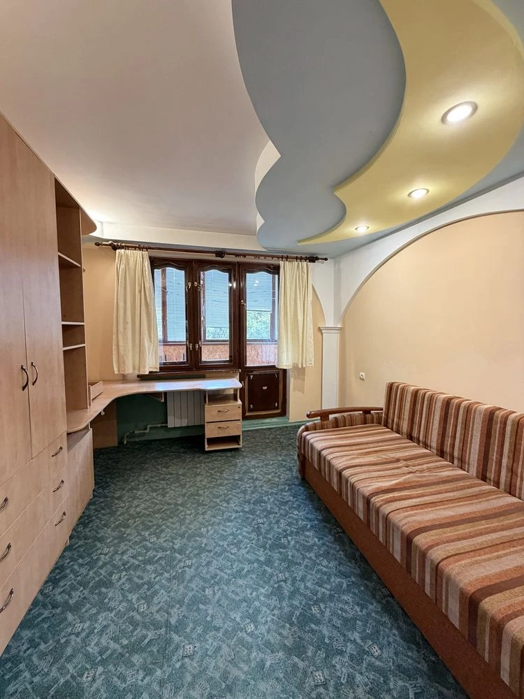 Продаж  2х-Кімнатної квартири з лоджією . Паркова зона , най