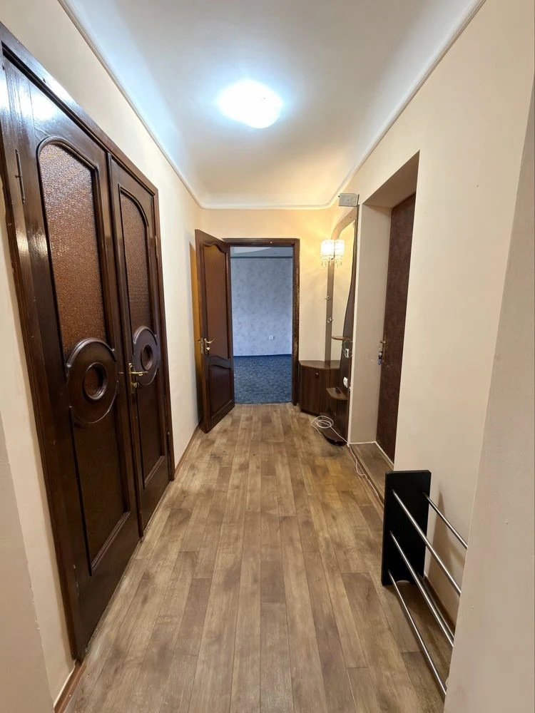 Продаж  2х-Кімнатної квартири з лоджією . Паркова зона , най