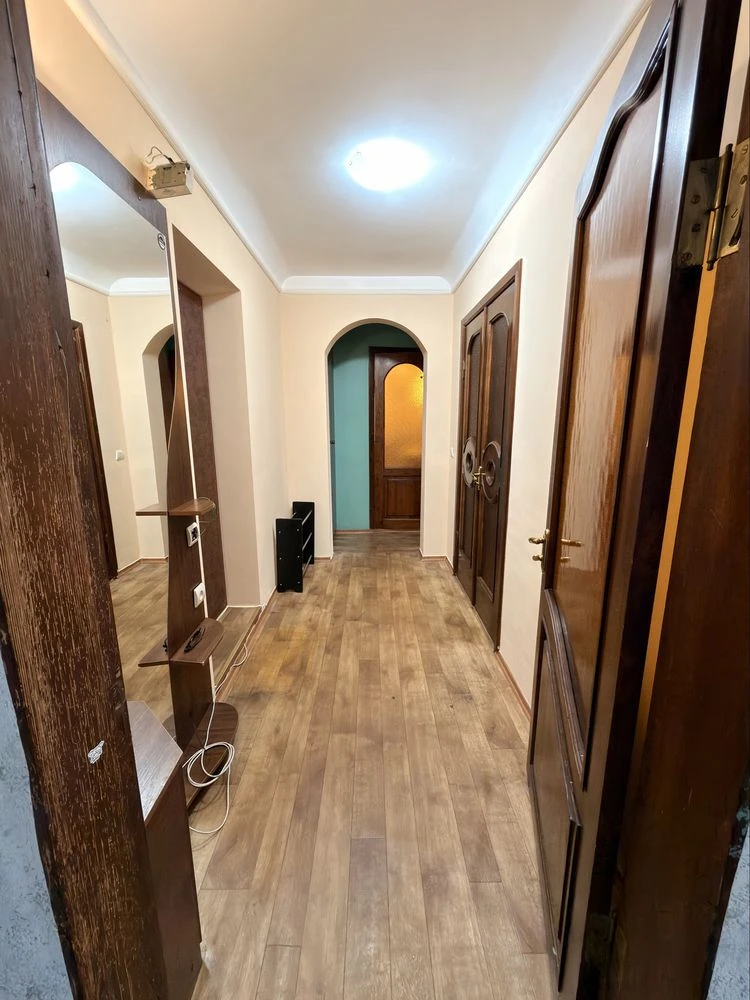 Продаж  2х-Кімнатної квартири з лоджією . Паркова зона , най