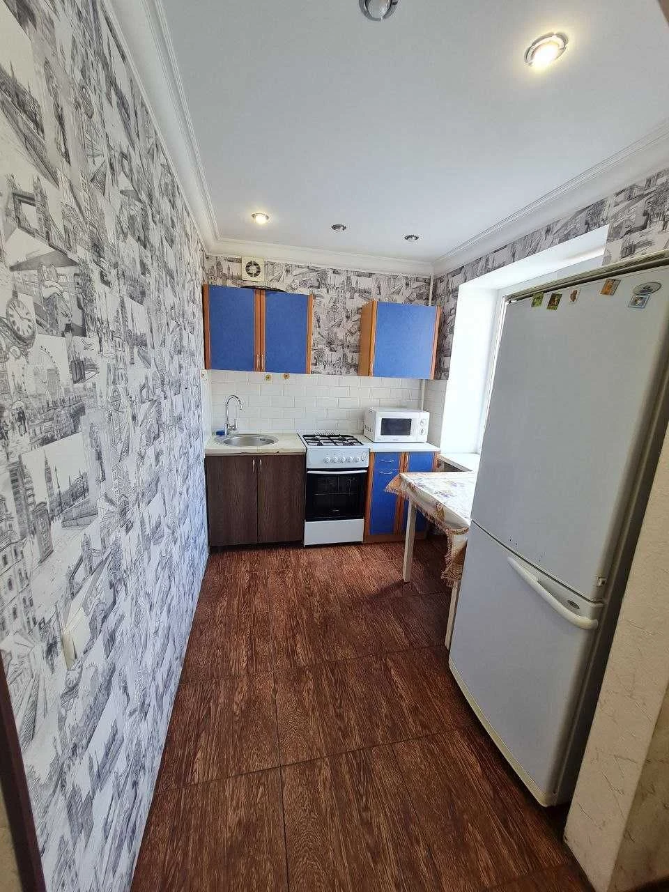 Продам 2 кімн. квартиру в р-ні " РОШЕН". 3/5 цегл.  Ремонт.
