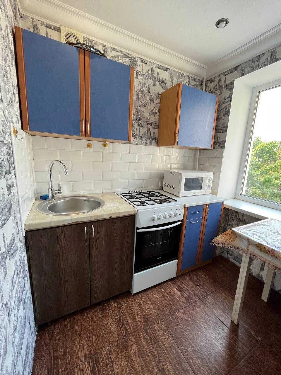 Продам 2 кімн. квартиру в р-ні " РОШЕН". 3/5 цегл.  Ремонт.