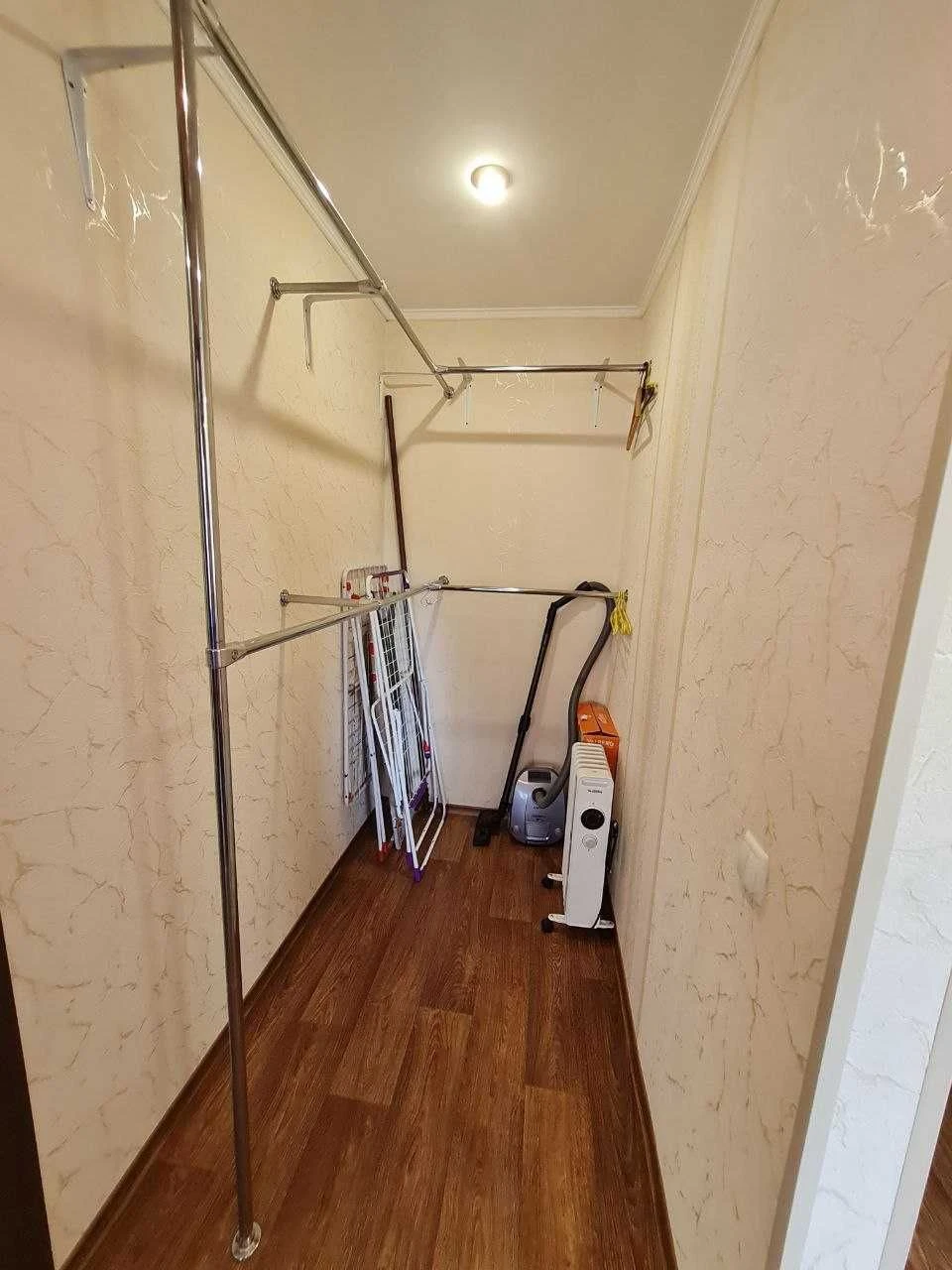Продам 2 кімн. квартиру в р-ні " РОШЕН". 3/5 цегл.  Ремонт.