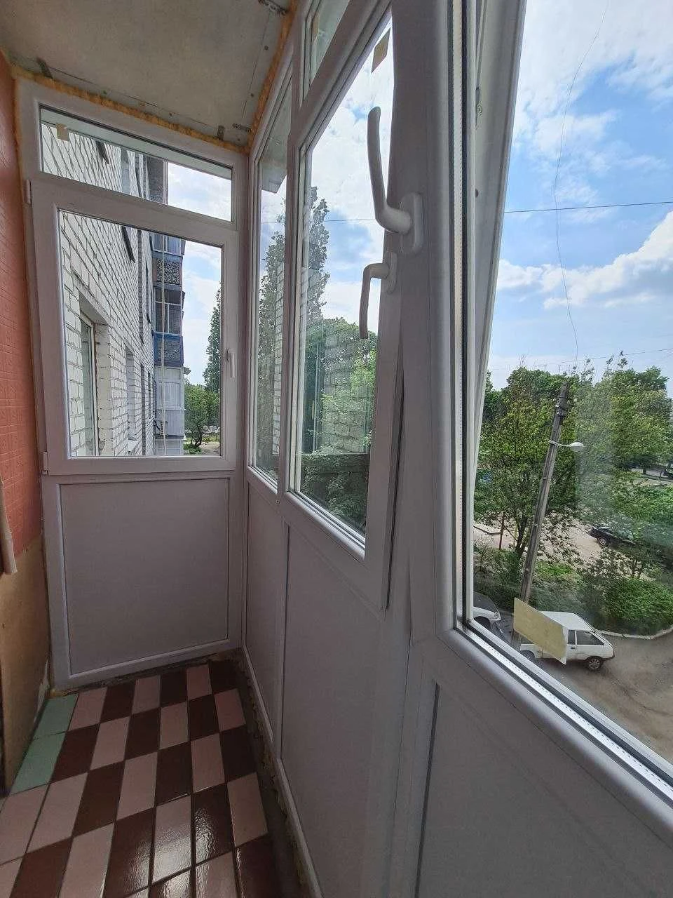 Продам 2 кімн. квартиру в р-ні " РОШЕН". 3/5 цегл.  Ремонт.