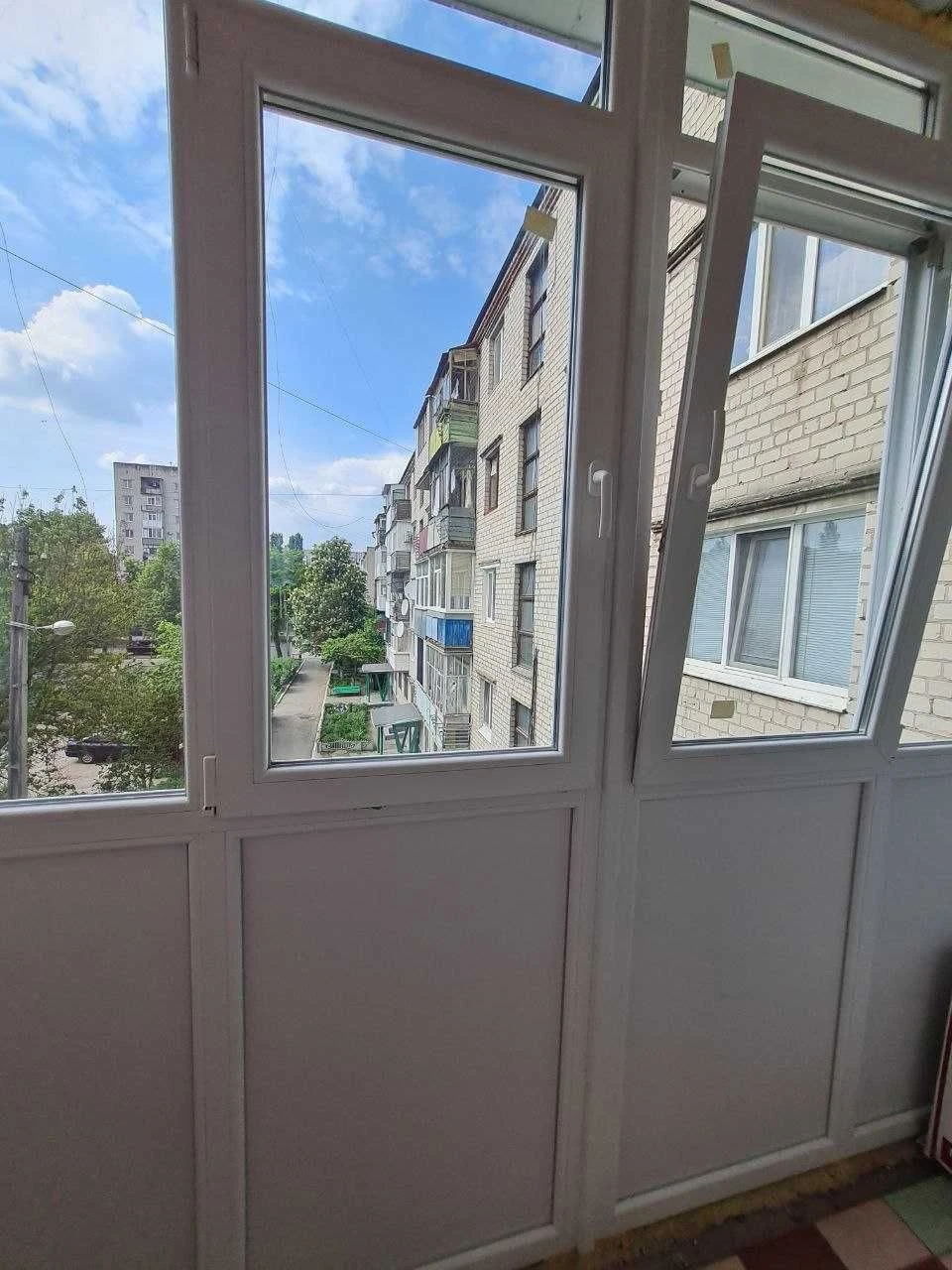 Продам 2 кімн. квартиру в р-ні " РОШЕН". 3/5 цегл.  Ремонт.
