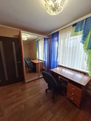 Продам 2 кімн. квартиру в р-ні " РОШЕН". 3/5 цегл.  Ремонт.
