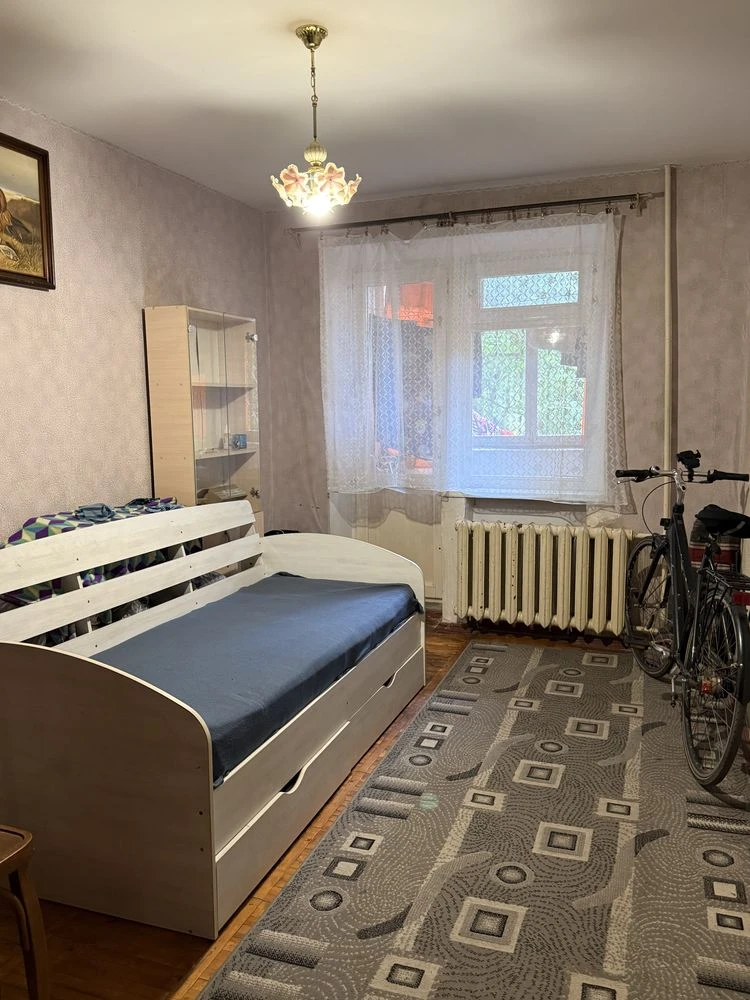 Продаж трикімнатної квартирив центрі молодіжного , зупинка Л
