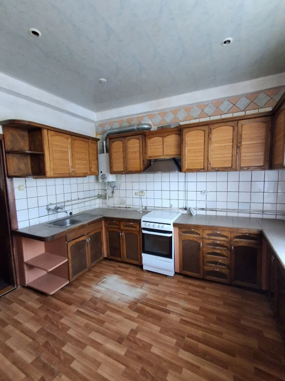 Пропонуеться на продаж чотирьохкімнатна  квартира у  Крюкові