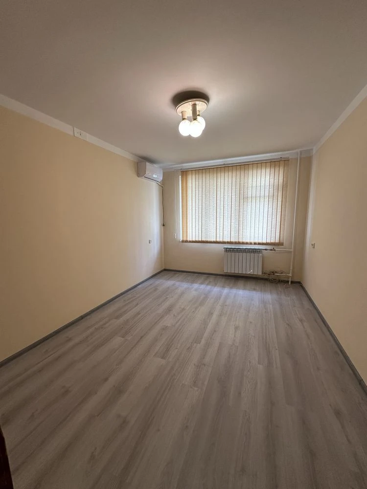 Продаж 2 кімнатної квартири 1 поверх (можливо під офіс), скв