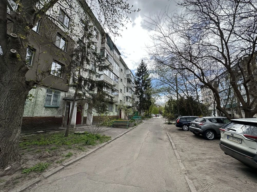 Продаж 2 кімнатної квартири 1 поверх (можливо під офіс), скв