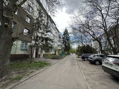 Продаж 2 кімнатної квартири 1 поверх (можливо під офіс), скв