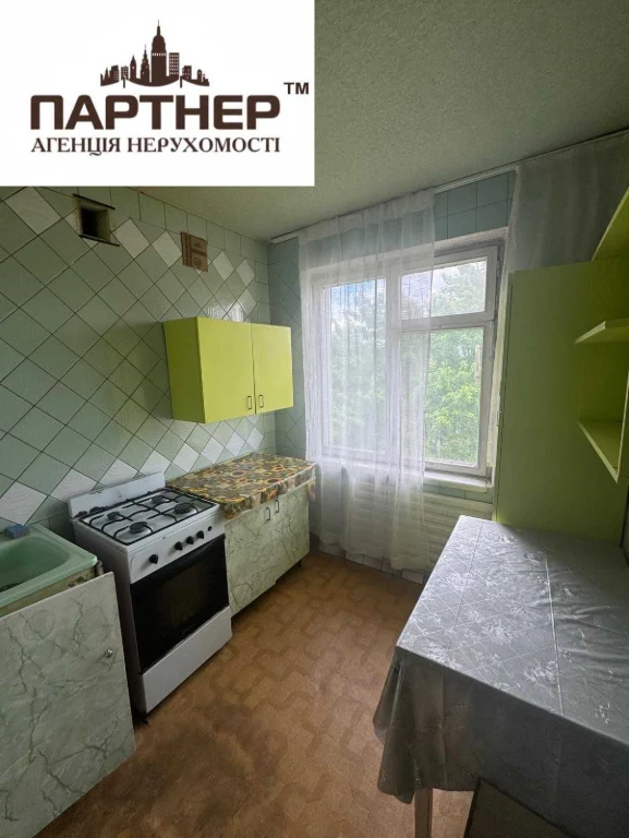 Продам трикімнатну квартиру біля парку Миру.