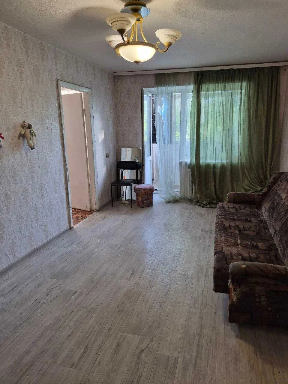Продам 3 кімн. квартиру в ЦЕНТРІ . 2/5 цегл. Житловий стан.