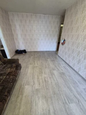 Продам 3 кімн. квартиру в ЦЕНТРІ . 2/5 цегл. Житловий стан.