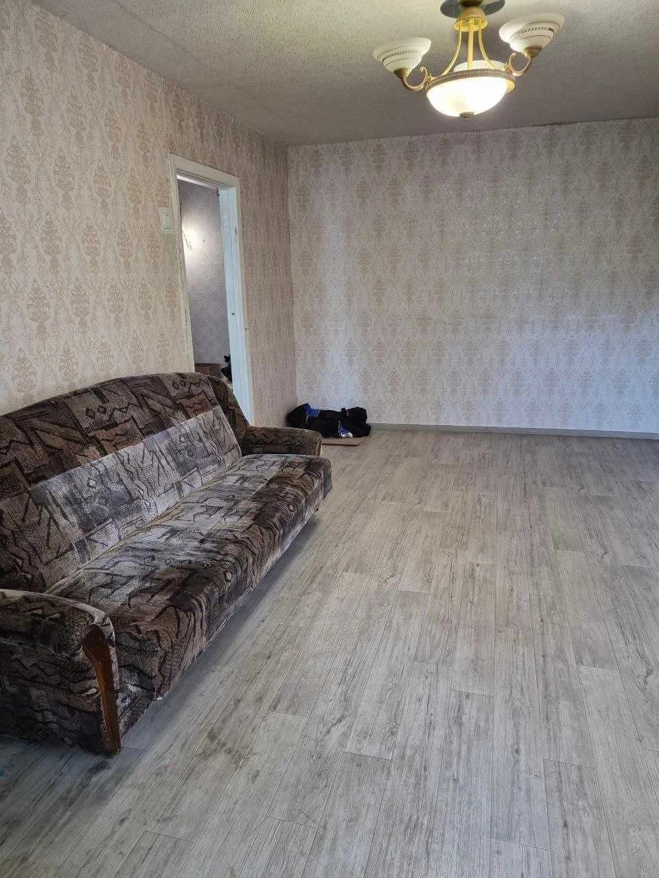 Продам 3 кімн. квартиру в ЦЕНТРІ . 2/5 цегл. Житловий стан.